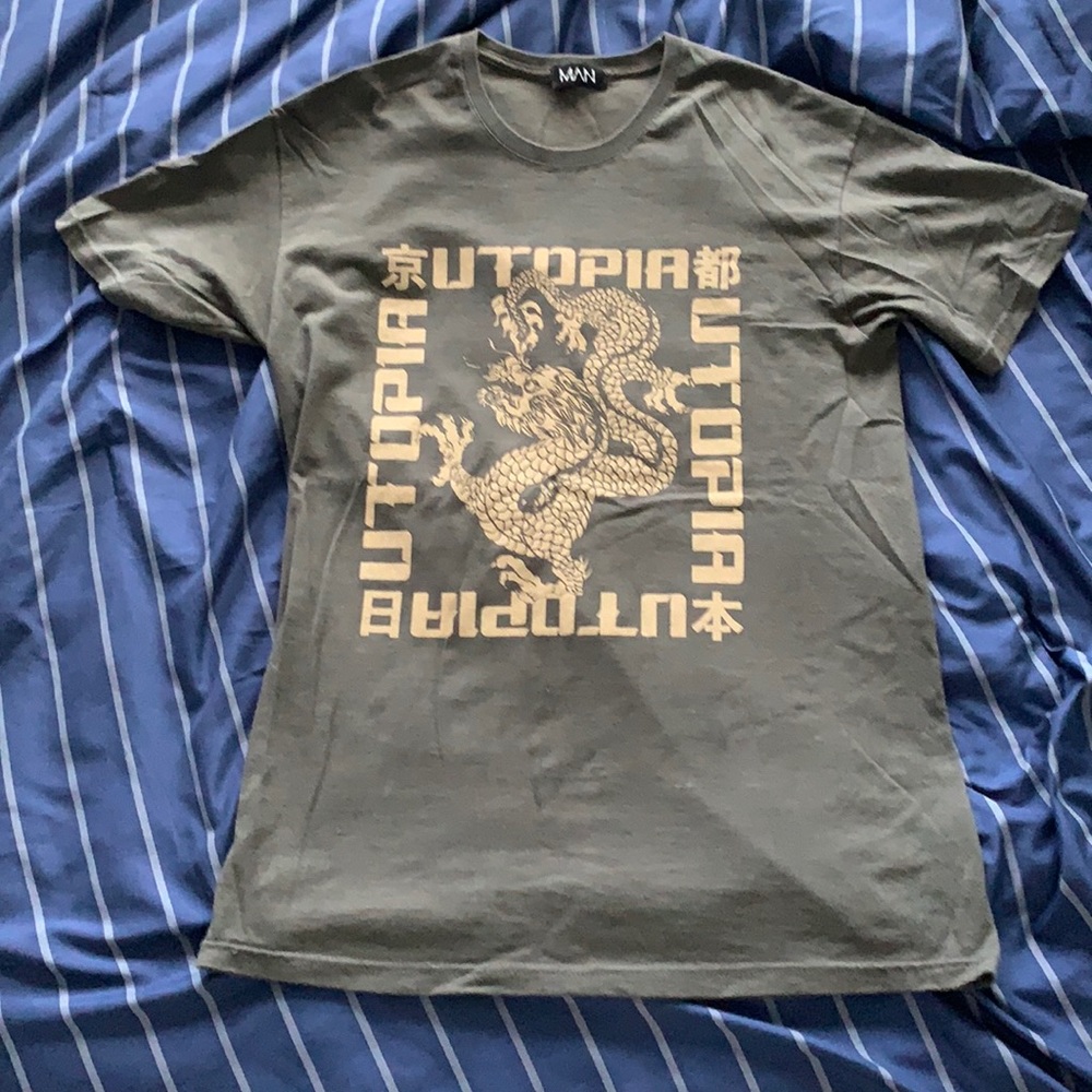 gray t shirt